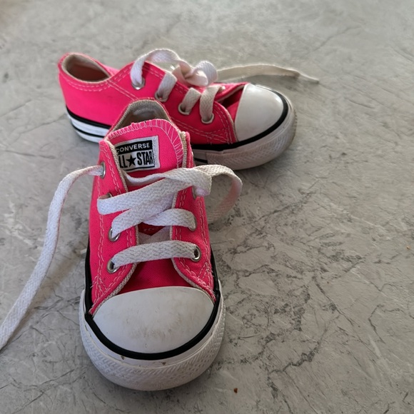 Toddler girls size 6 converse - Picture 2 of 4